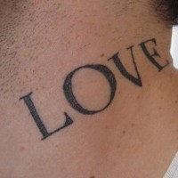 Wort Liebe Tattoo am Hals