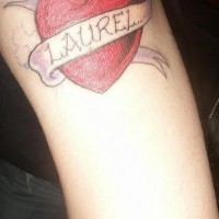 el tatuaje de un nombre sobre un corazon rojo hecho en la mano