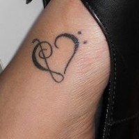 el tatuaje sencillo de la clave de sol  y  una nota musical en forma de corazon