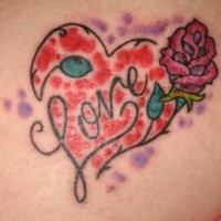 el tatuaje de un corazon rojo con una rosa y la palabra 