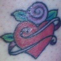 el tatuaje sencillo de un corazon rojo y una rosa morada