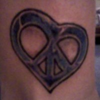 el tatuaje del simbolo de paz en forma de corazon
