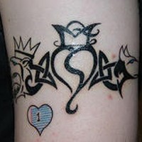el tatuaje tribal simbolico de un entrelazado con corazon hecho en color negro