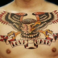 Liebe und Hass mit  Adler Tattoo an der Brust