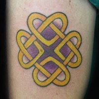 Le tatouage de nœud celtique de l'amour à quatre coins