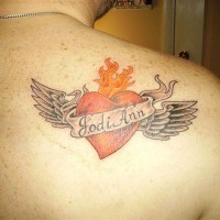 el tatuaje de un corazon rojo con alas y un nombre encima hecho en la espalda