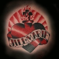 el tatuaje de un nombre sobre un corazon rojo