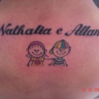 el tatuaje en estilo de caricatura de una niña y un niño con sus nombres