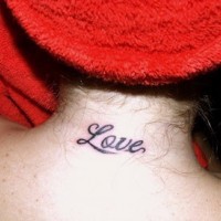 Text Liebe Tattoo am Hals