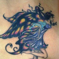 Impressionante tatuaggio variegato sulla lombo la ragazza-fata con le ali