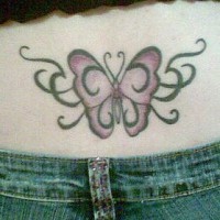 Tatuaggio sulla lombo bellissima farfalla rossa verde