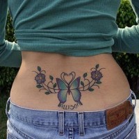 Tatuaggio colorato sulla lombo : la farfalla & i fiori & 