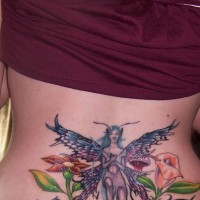 Tattoo am Becken mit blauer Teufelsfee mit Flügeln in feinen Orchideen