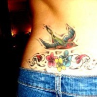 Tatuaggio sulla lombo i fiori variopinti & l'uccello che vola