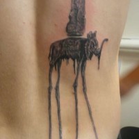 Tatuaje en el bajo de la espalda, elefante monstruo en tinta negra