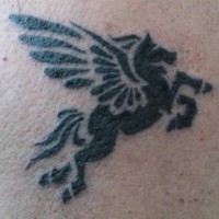 Fliegender schwarzer Pegasus Tattoo