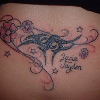 Tatuaggio colorato sulla lombo i fiori & la scritta 