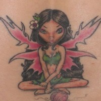 Tattoo mit schöner schwarzhaariger Fee mit Fadenknäuel am Becken