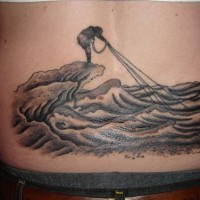 Tatuaggio sulla lombo il pescatore che tira la rete