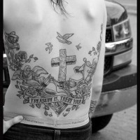 Grande triste  tatuaggio sulla lombo la croce & gli uccelli & 