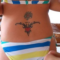 Tatuaggio sulla lombo il cuore rosso & il disegno al centro della schiena
