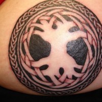 Tatuaje en la cadera, símbolo circular con sentido místico
