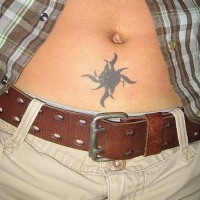 Le tatouage de bas-ventre avec une graisse scarabée noire