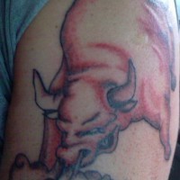 toro impazzito tatuaggio sulla spalla