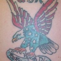 el tatuaje patriota de la aguila de color de la bandera americana con la descripcion