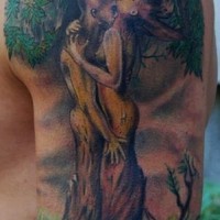 Tatuaje en color árbol con la imagen del hombre y la mujer