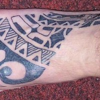 Ornamento in stile tribale tatuato sul piede