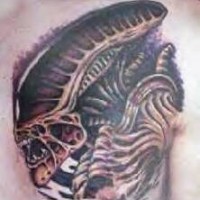 Tatuaje en el pecho Xenomorph negro
