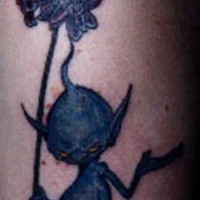 Kleiner Marsianer schenkt eine Blume. Tattoo in Blau