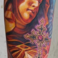 stupefacente madonina con croce e rose opera d'arte tatuaggio
