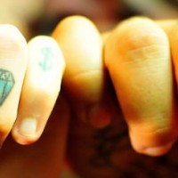 Gleiche Finger Tattoos mit Anker für Freunde
