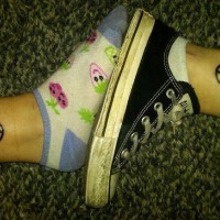 Tatuaje en piernas de emigos símbolo de la paz