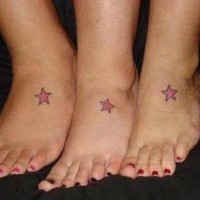 Tatuaje identico estrellas en pies de amigos