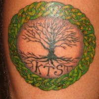 el tatuaje de un arbol de la vida con iniciales en un circulo de entrelazado de color verde