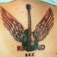 el tatuaje detallado de una guitarra con alas 