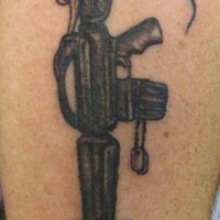 el tatuaje conmemorativo de un m16 , unas boras y un cascohecho en color negro