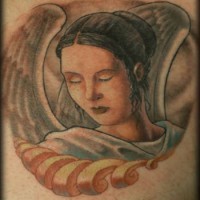 el tatuaje de una mujer angel triste hecho en color