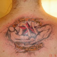 el tatuaje conmemorativo de una estrella roja en las manos hecho en color en la esplada