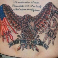 el tatuaje patriotico detallado  de una aguila con la bandera americana