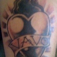 el tatuaje de un corazon en las llamas de fuego con un nombre