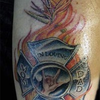 el tatuaje conmemorativo de la chapa de bombero en llamas de fuego en memoria de mama y papa