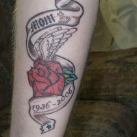 el tatuaje conmemorativo de una rosa roja con fechas de la vida a memoria de mama