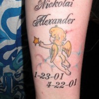 el tatuaje conmemorativo de un bebe angel con nombres  y fechas d ela vida hecho en color en el brazo