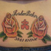 el tatuaje conmemorativo de dos rosas simetricas ,el nombre y fechas de la vida