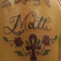 el tatuaje conmemorativo con la llave de la vida y rosas 