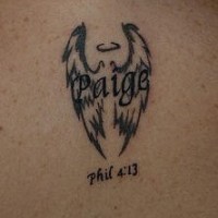 el tatuaje conmemorativo con el nombre sobre las alas y una cita biblica de philipenses 4:13